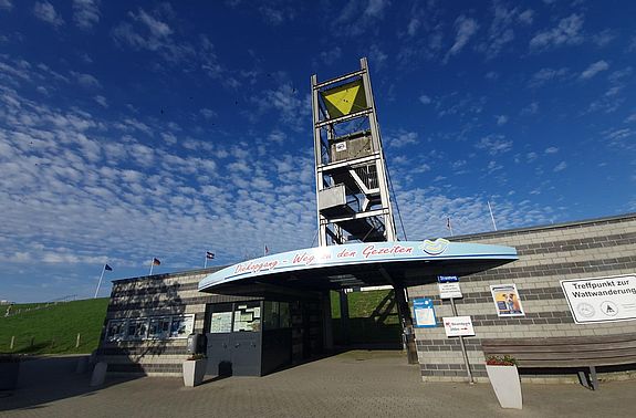 Der Wachturm am Trischendiek Strand vor strahlend blauem Himmel Credirt K. Schiwitzki