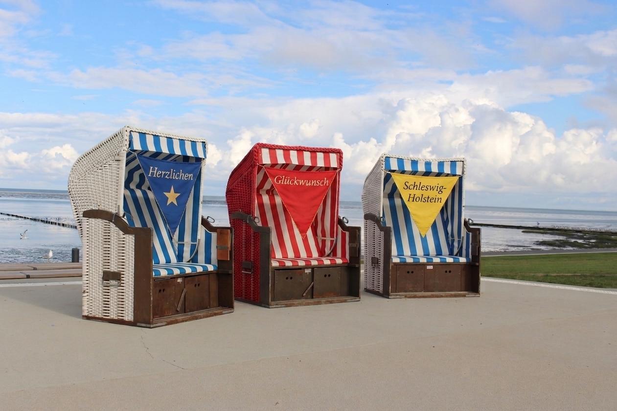 Strandkörbe mit Glückwunsch zu 80 Jahren Schleswig-Holstein auf Wimpeln